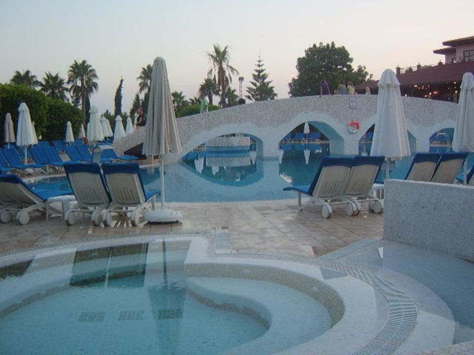 Hauptpool Club Grand Side