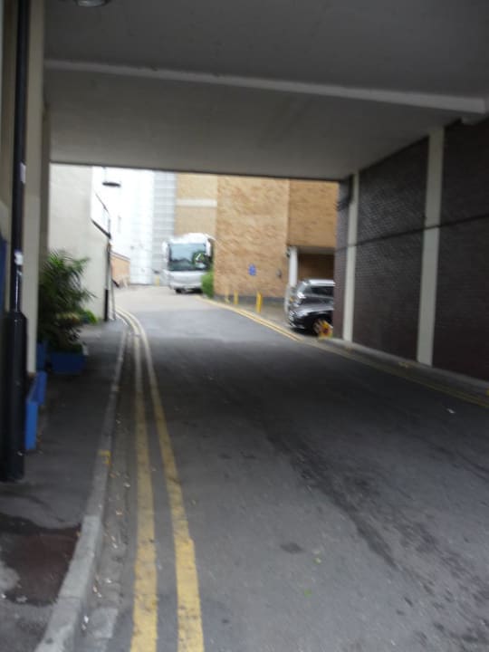 Einfahrt zum Hotel Holiday Inn Express London Croydon