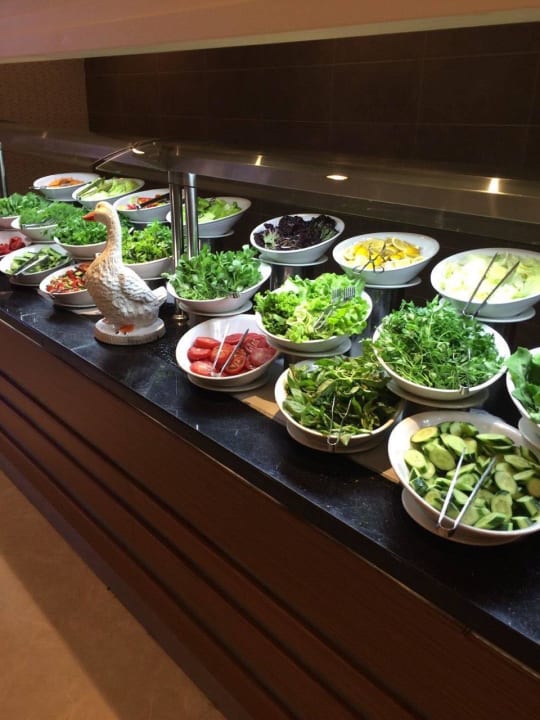 Разнообразный выбор еды на любой вкус  VONRESORT Golden Coast