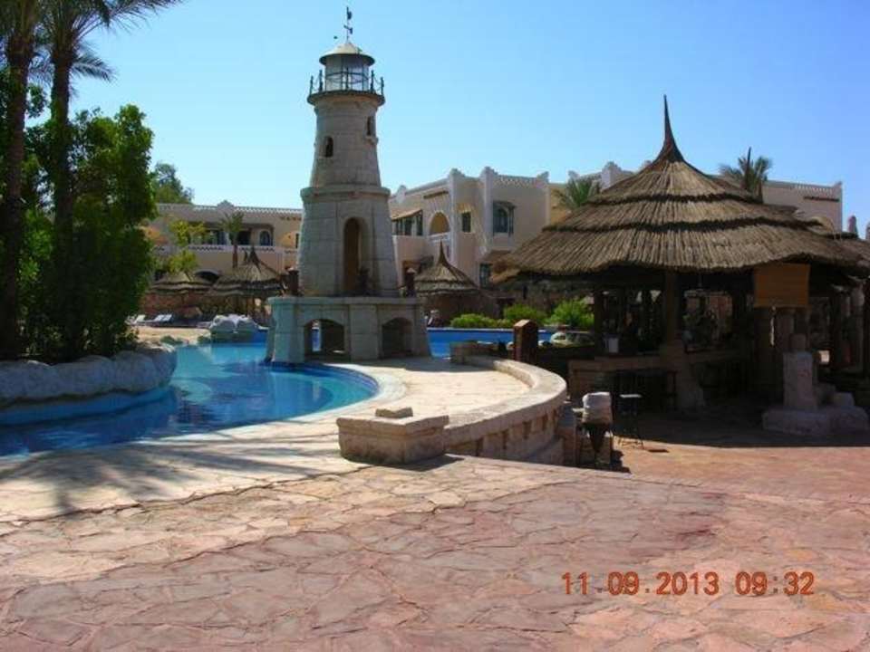 Basen bar i widok hotelu Hotel El Faraana Reef Resort