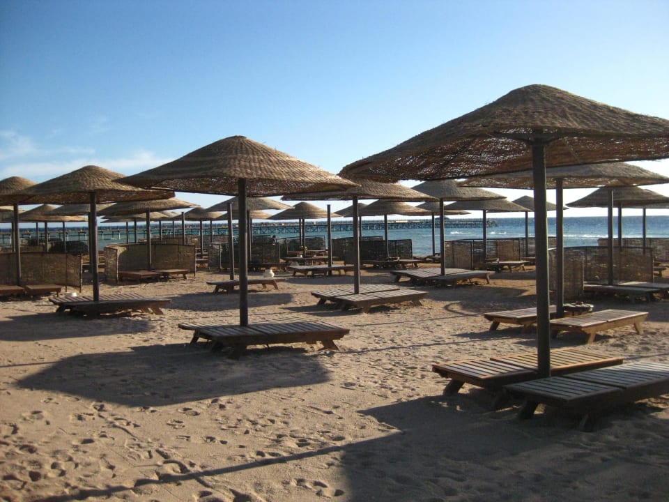 Strand beim Grand Makadi - dahinter der Steg Makadi Spa - Adults only