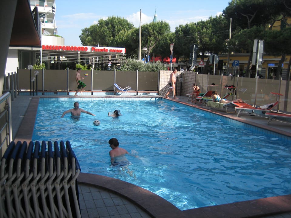 Hier der Pool vor dem Hotel Hotel Corallo Rimini