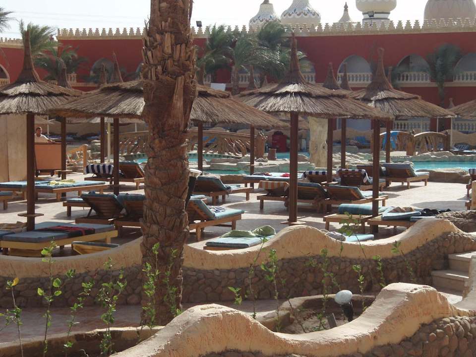 Liegen und Schirme am Pool Pickalbatros Alf Leila Wa Leila Resort - Neverland Hurghada