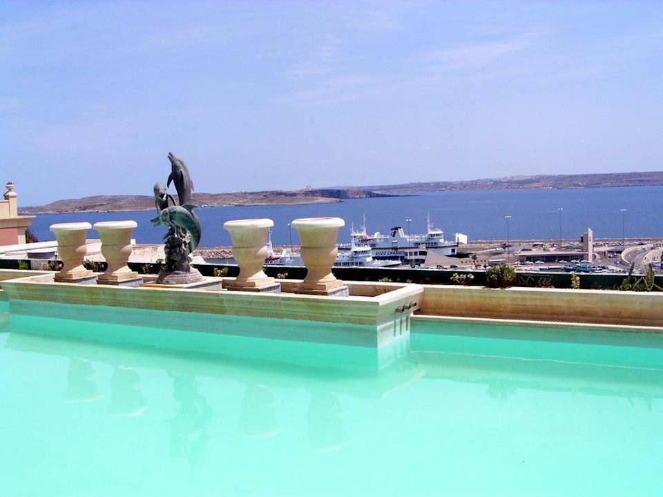 Blick vom Pool auf Hafen Grand Hotel Gozo