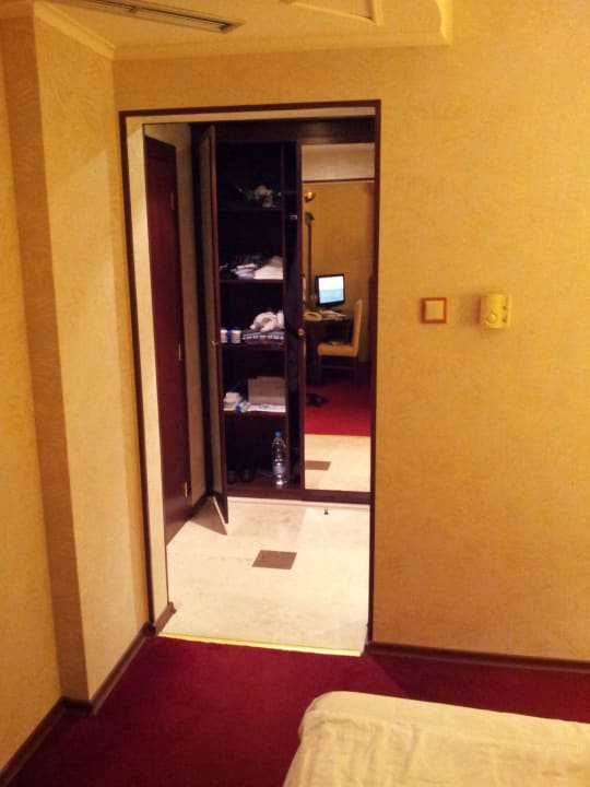 Schrank mit Spiegeltüren Capitol Hotel
