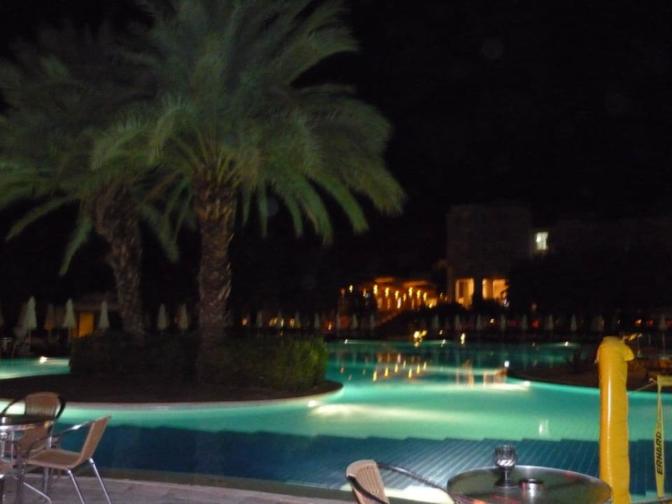Der Pool bei Nacht Monachus Family Resort Sorgun