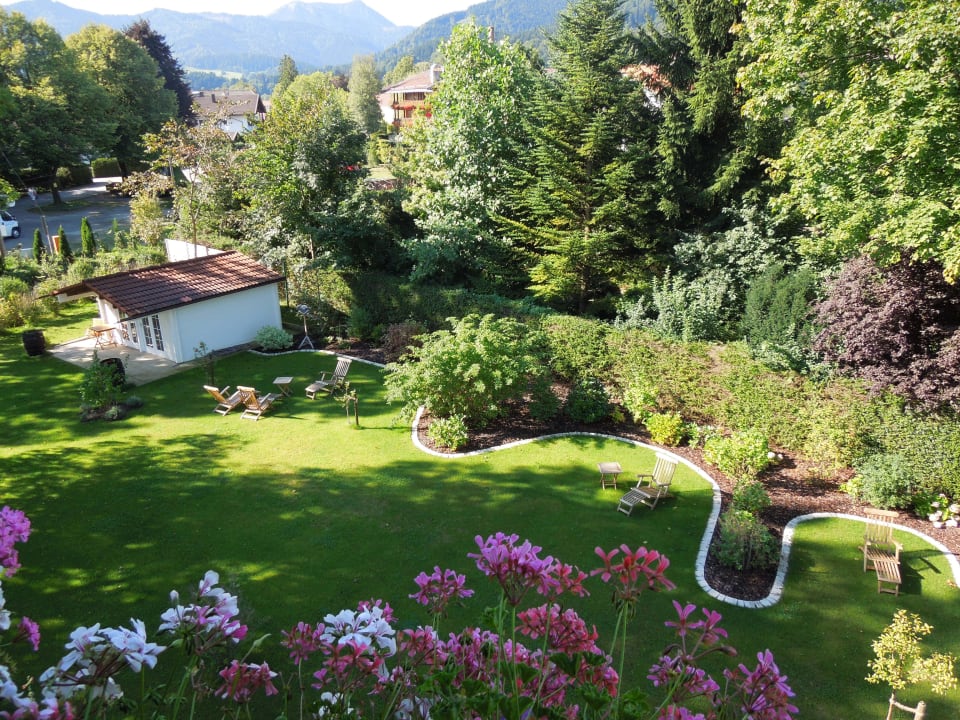 Blick auf die traumhafte Gartenanlage Landhaus Marinella