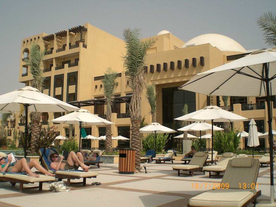 Blick vom Pool auf die Bar im 1.OG Rixos Al Mairid Ras Al Khaimah