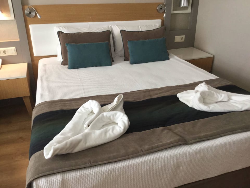 Jeden Tag eine schöne Deko am Bett Palm World Side Resort & Spa