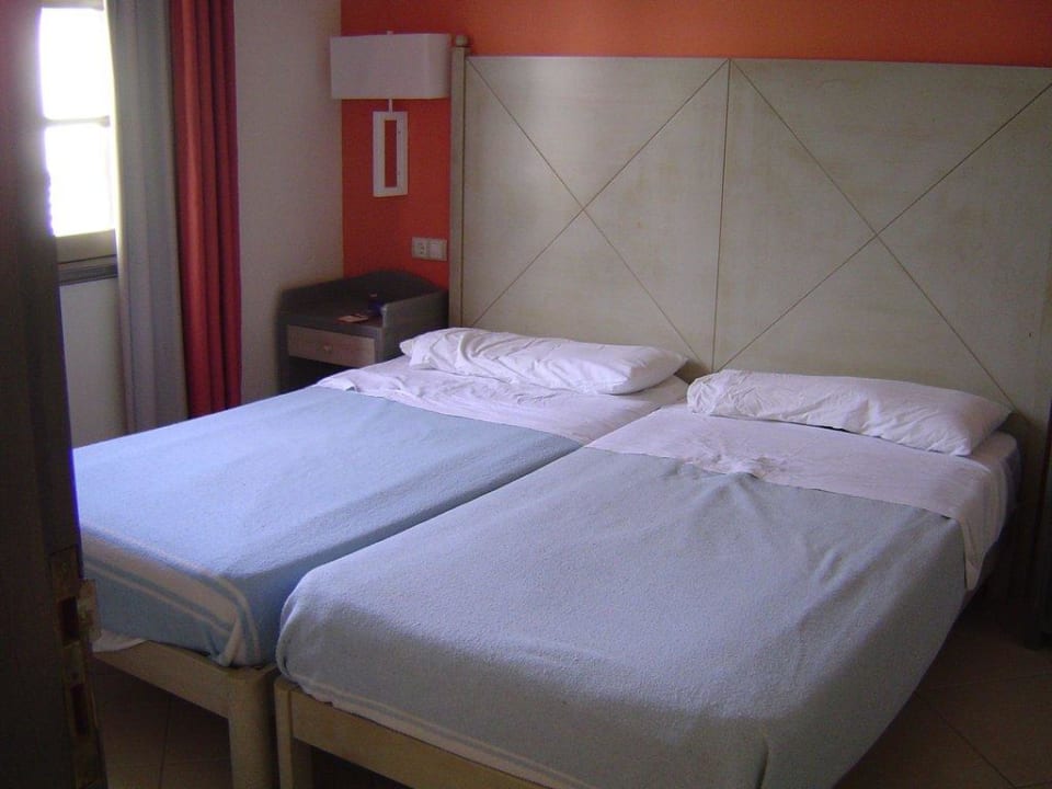 Das Schlafzimmer allsun App.-Hotel Albatros