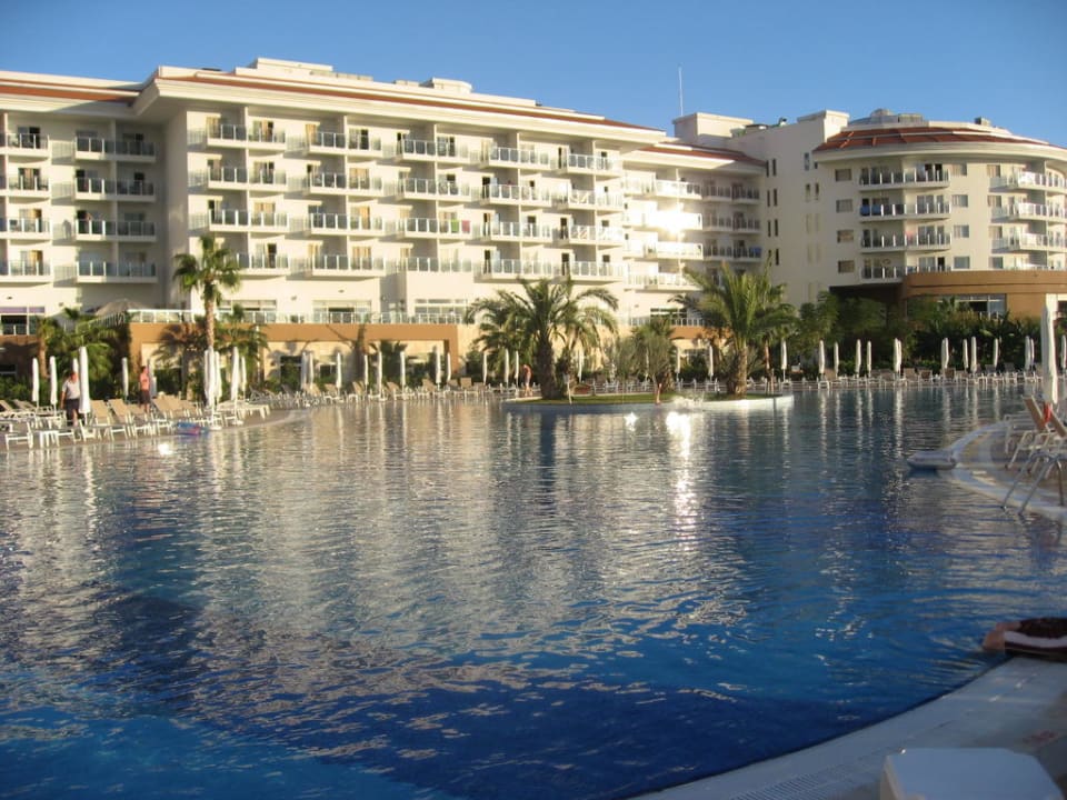 Blick über den Pool zum Hotel Seaden Sea World Resort & Spa