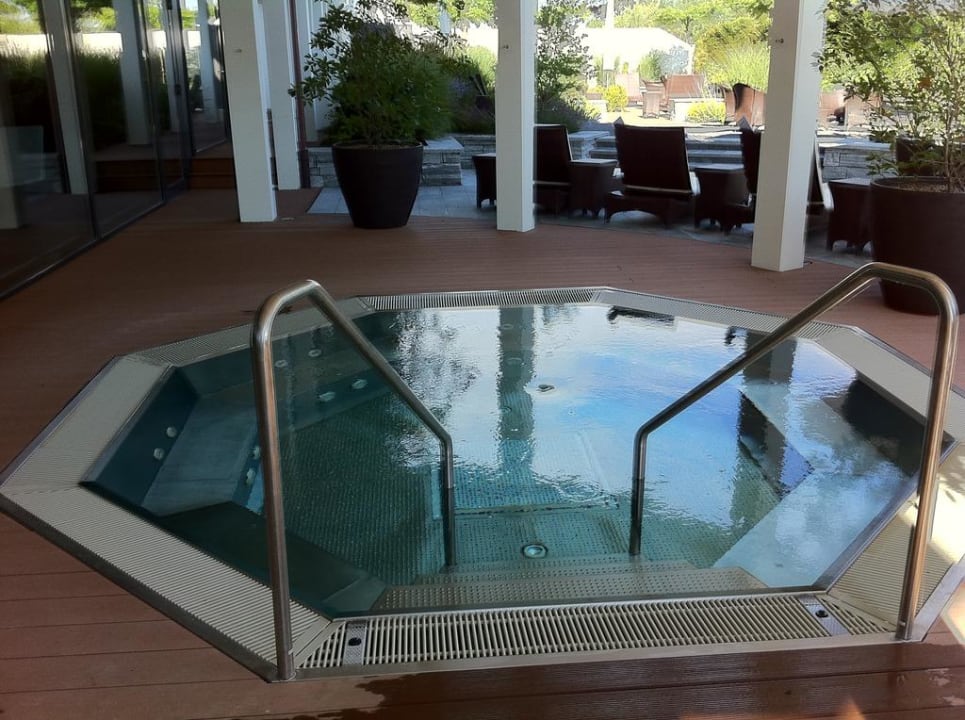 Der überdachte Außen-Whirlpool Wellnesshotel Golf Panorama