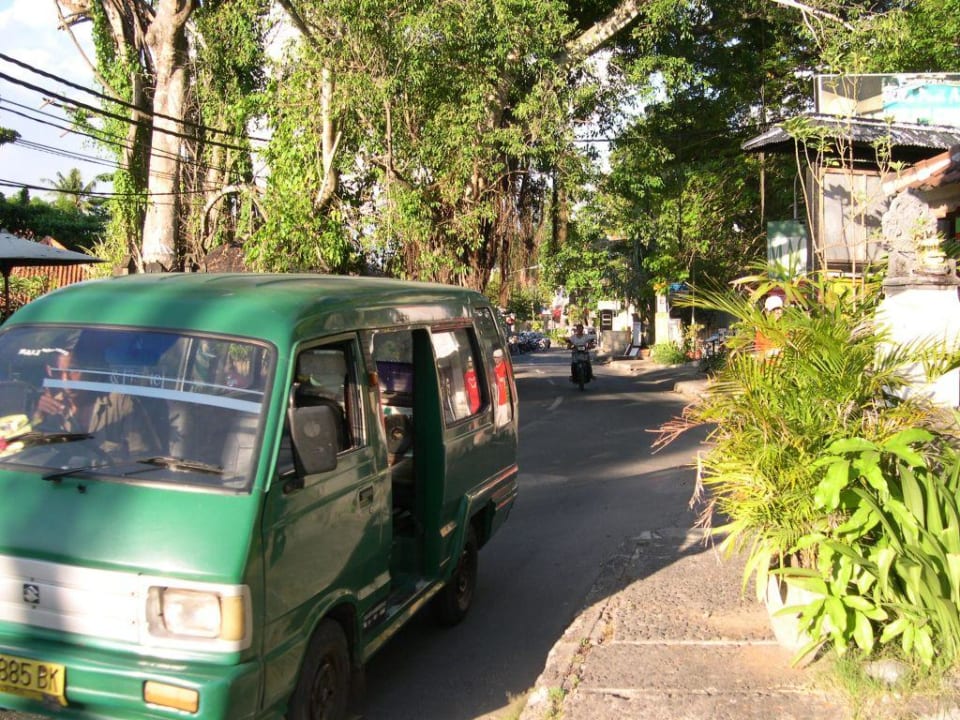 Vor dem Hotel: Bemo Puri Santrian