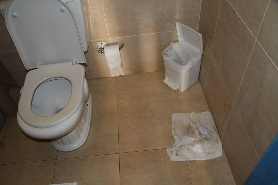 Einmal feucht über den Badezimmerboden. Hotel Mascotte