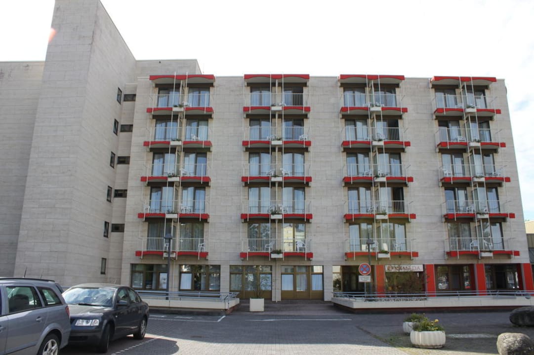 Hotelkomplex vom Parkplatz aus H+ Hotel Bad Soden