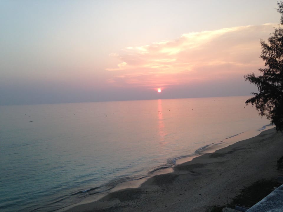 Der Hausstrand mit Sonnenuntergang  Hotel Takolaburi Khao Lak