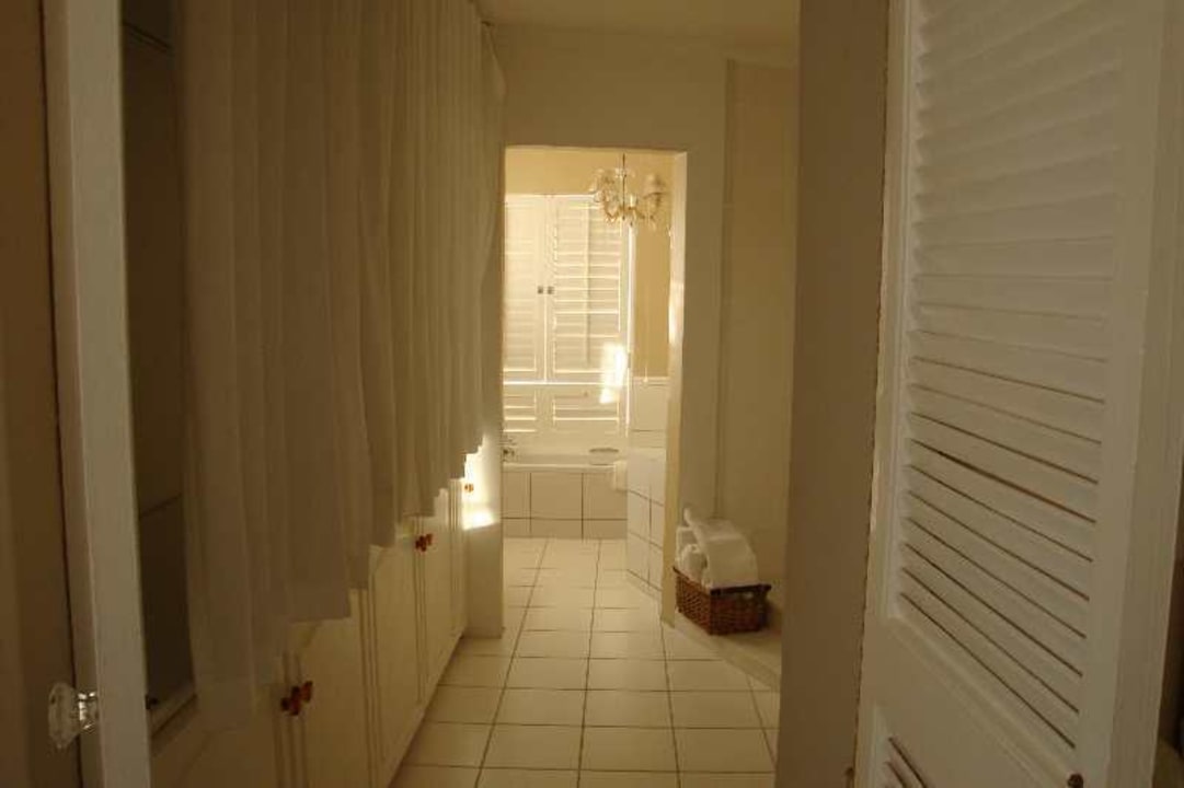 Links Schrank - Blick zum Bad Our Hermanus House