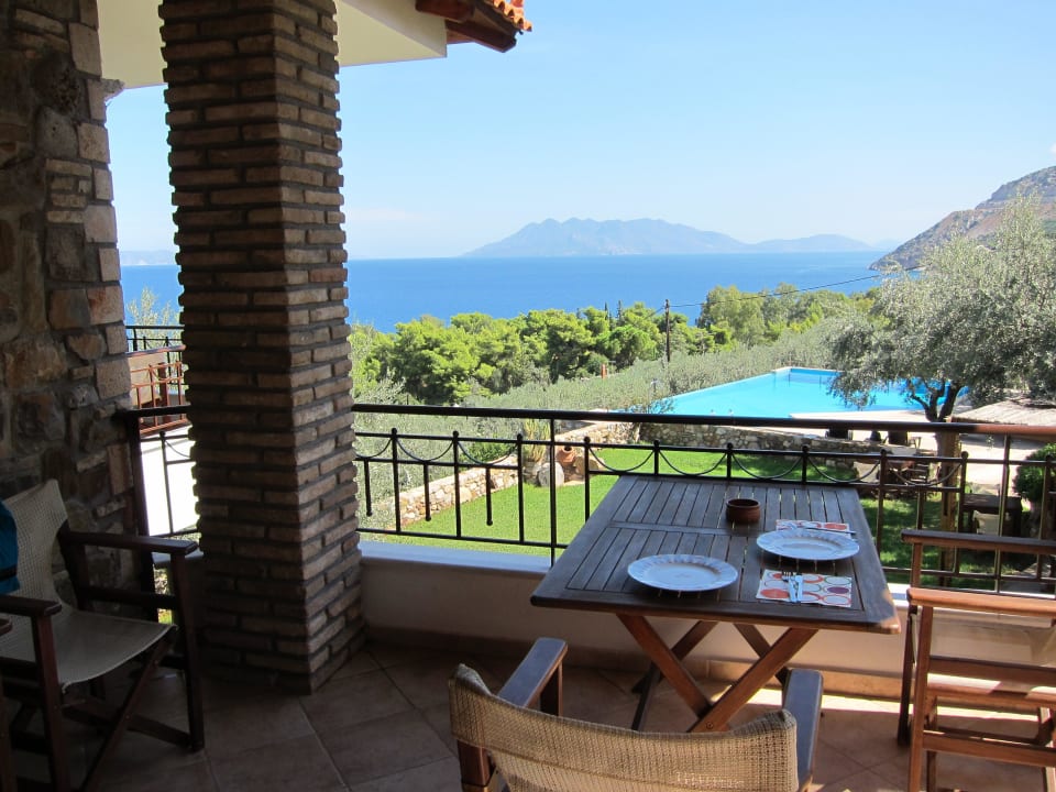 Blick über Loggia mit Pool und Bucht Hotel Yialasi