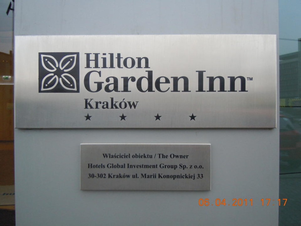 Schild mit dem Hotelname und den Sternen Hilton Garden Inn Kraków