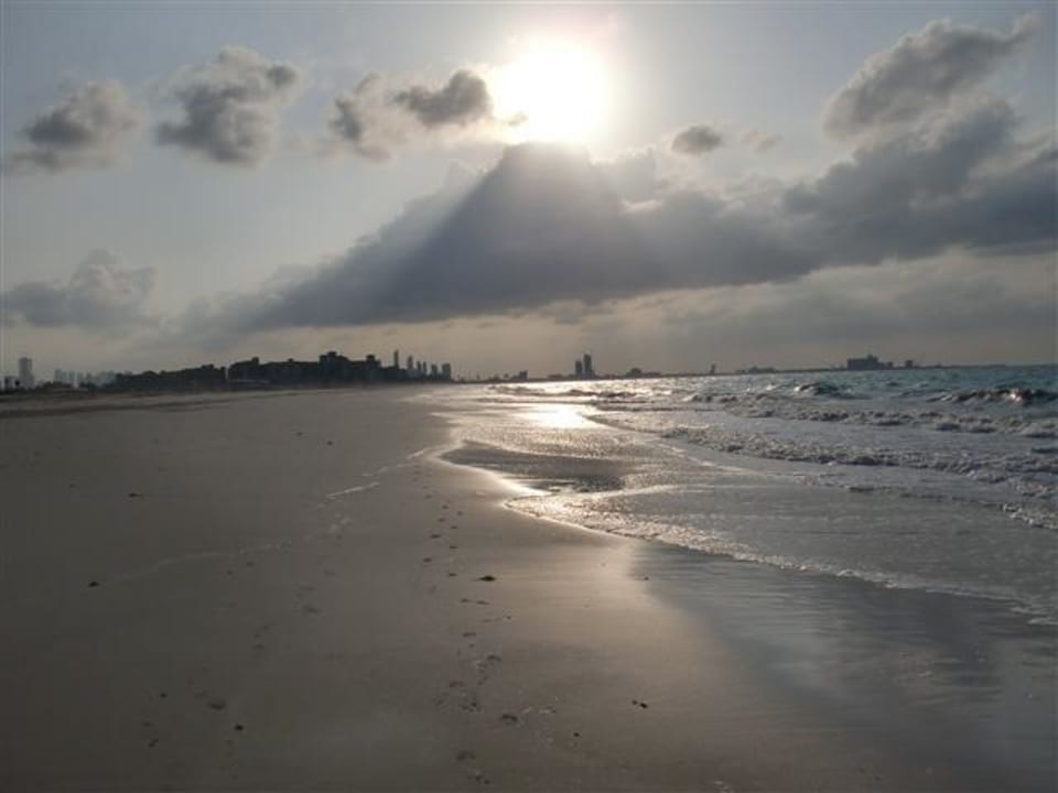 Hotelstrand am Abend Park Hyatt Abu Dhabi Hotel and Villas