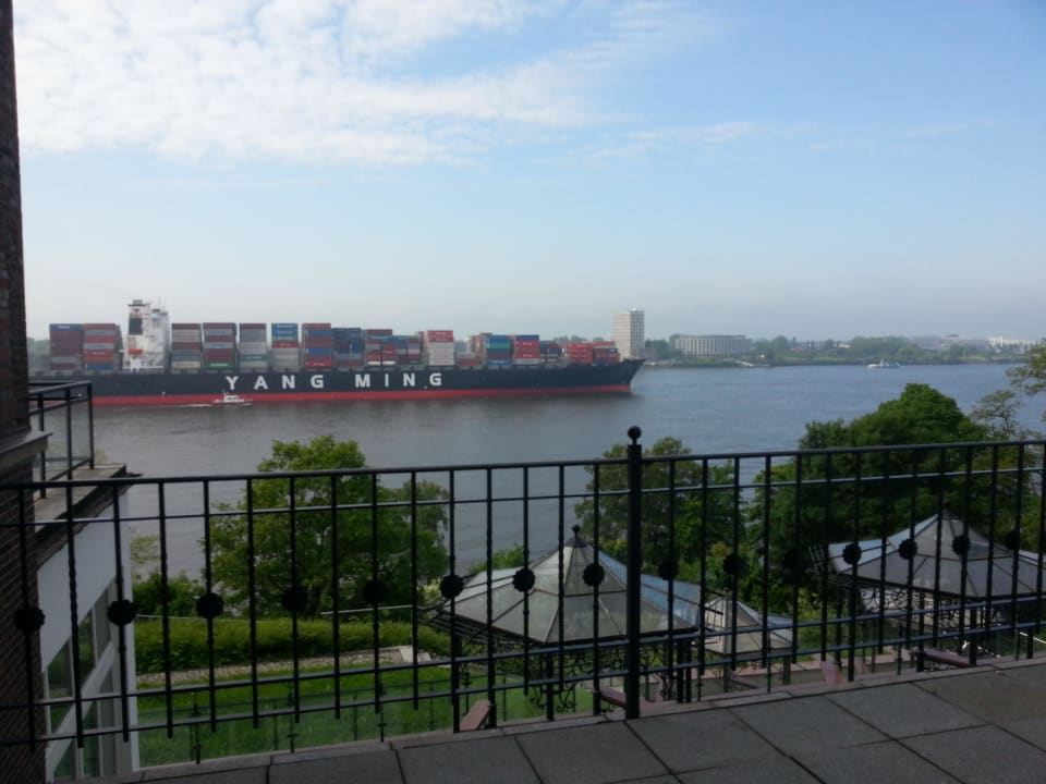Ausblick auf die Elbe Das weisse Hotel an der Elbchaussee