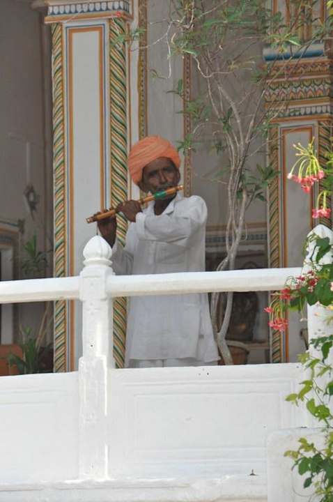 Flötenspielet im Teeraum Hotel Nimaj Palace