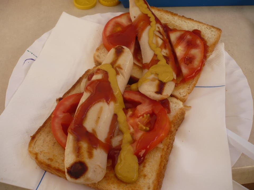 Mein Hot Dog von der Poolbar, ungenießbar Grupotel Orient