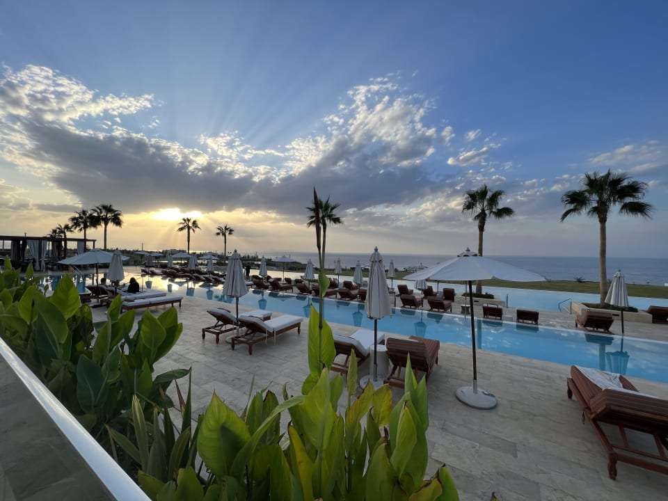 Pool The Royal Senses Resort, Curio Collection by Hilton