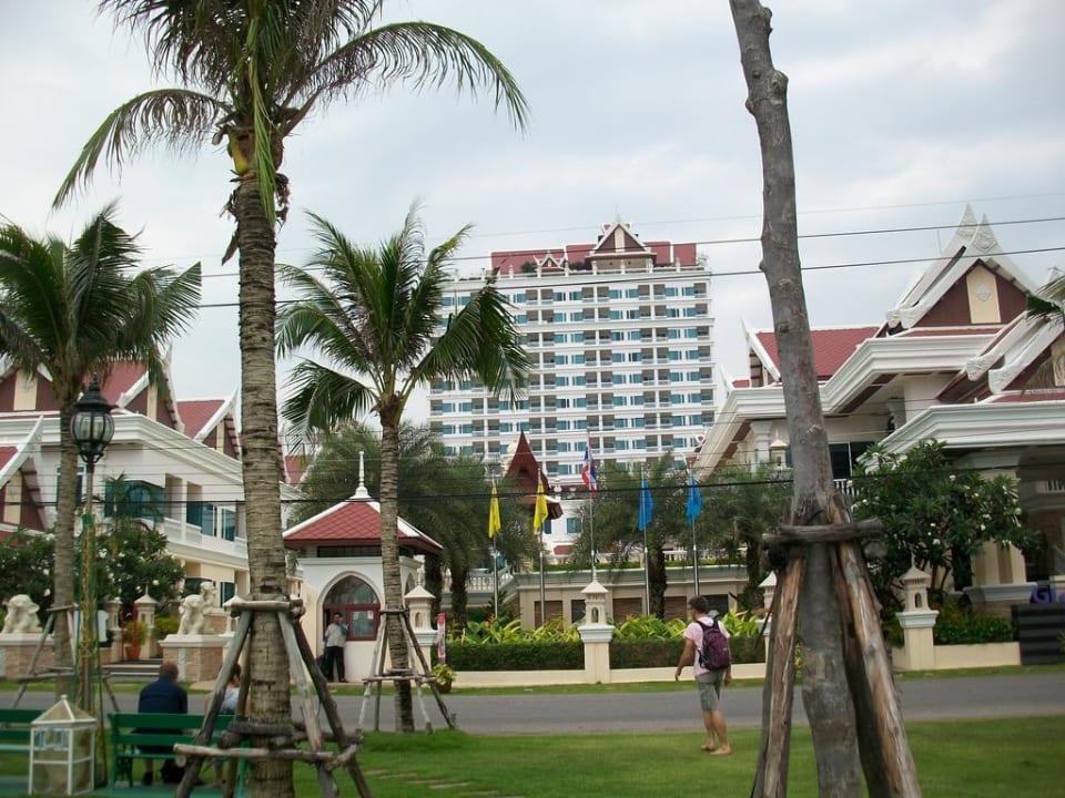 Blick aufs Hotel von der Liegewiese aus Hotel Grand Pacific Sovereign Resort & Spa