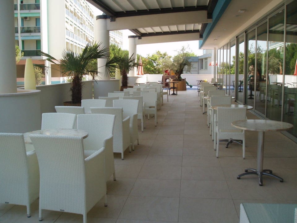 Teil der neuen Terrasse Hotel Parigi