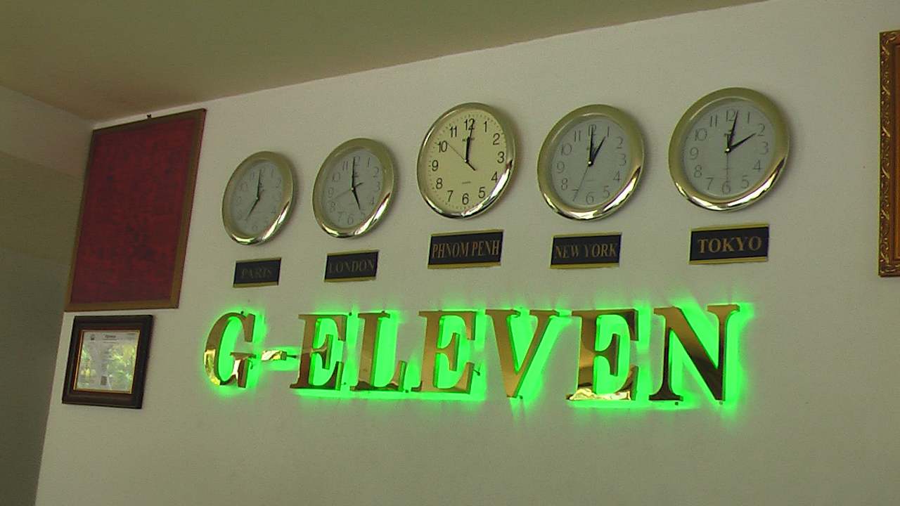 Rezeption - Uhrzeiten in den Ländern oben ablesbar G Eleven Hotel