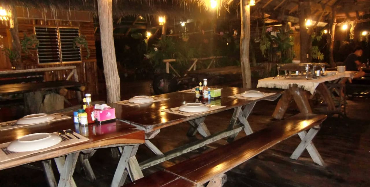 Es ist angerichtet am Kwai Madatara Raft House