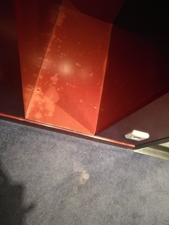 Flecken auf dem Teppich und Boden des Schrankes Novotel Suites Wien City Donau