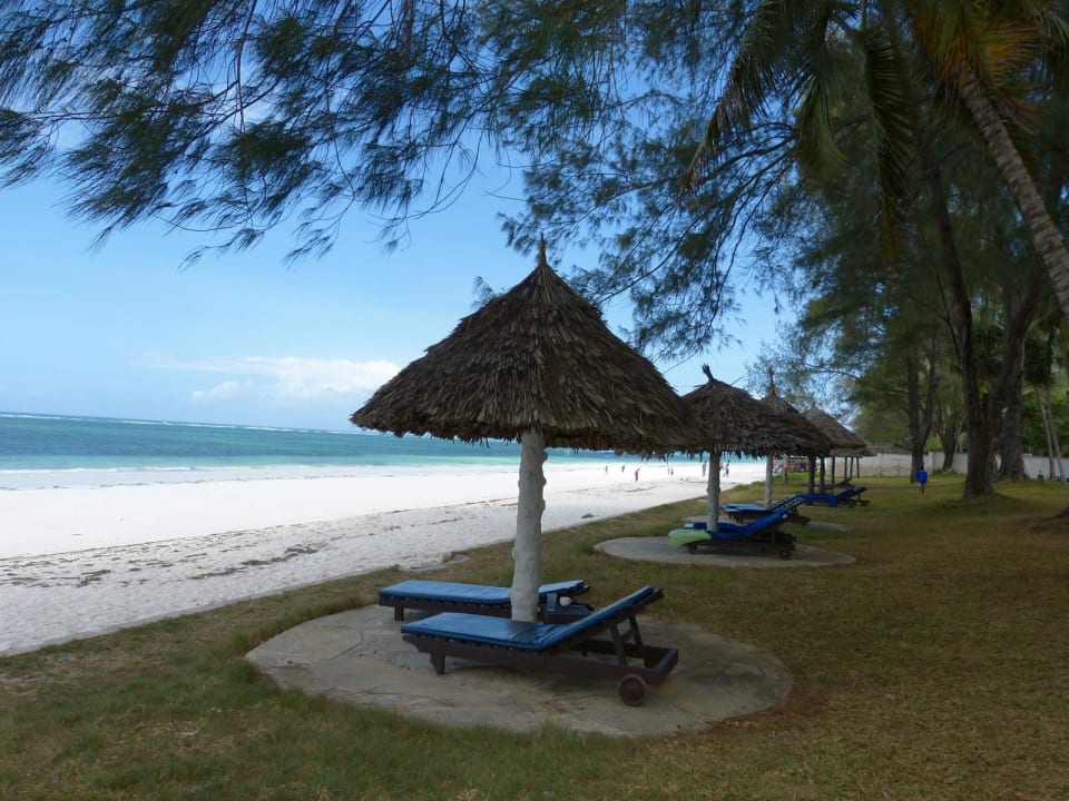 Liegen direkt am weitläufigen Strand Hotel Diani Sea Lodge
