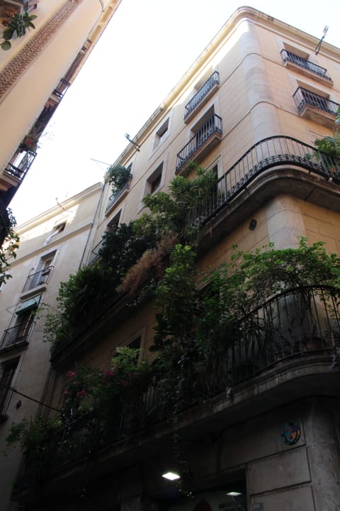 Budynek po drugiej stronie uliczki Hostal Fina