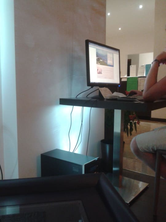 Stanowisko internetowe przy recepcji Hotel For You