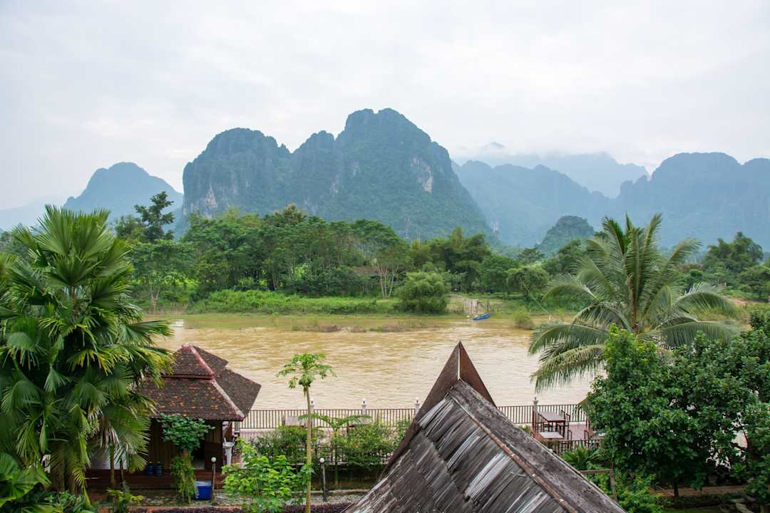 Ausblick auf das Restaurant und den Fluss Hotel Elephant Crossing