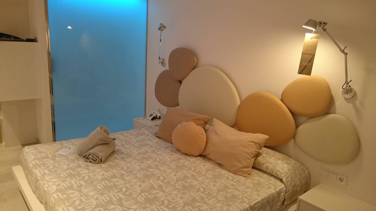 Łóżko i widok na szklaną szybę łazienki Son Moll Sentits Hotel & Spa