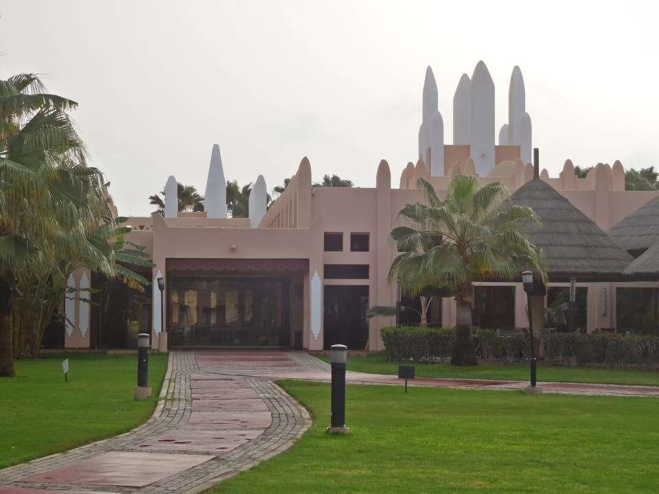 Weg zur Lobby und Restaurant Hotel Riu Funana