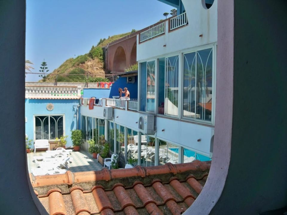 Leżaki obok basenu Hotel Oasi Azzurra Village