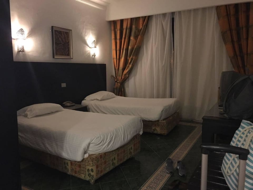 Zimmer eher klein und alt Pickalbatros Alf Leila Wa Leila Resort - Neverland Hurghada