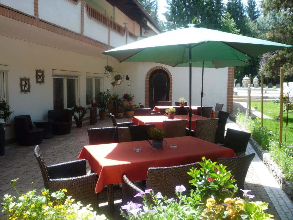 Terrasse mit Blick zum Pool Hotel Kloepferkeller