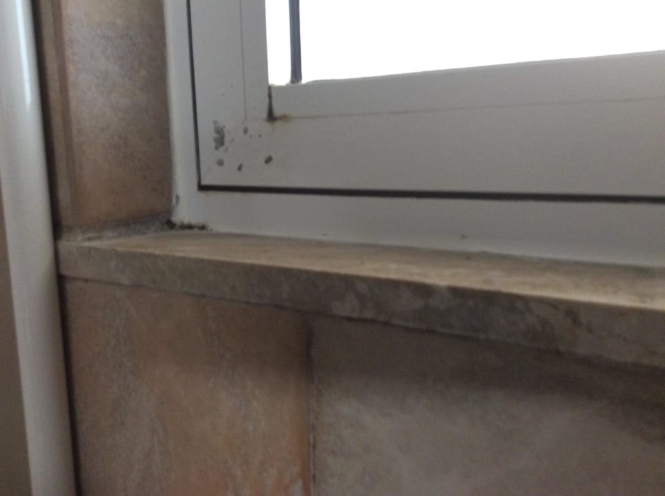 Badezimmer Fenster mit Rost und Schimmel Lindos Royal Resort