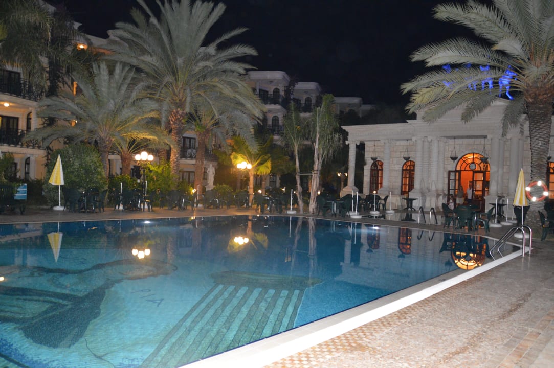 Pool am Abend Hotel Yetkin
