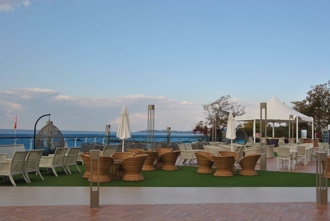 Gemütliche Sitzecken überall Azura Deluxe Resort & Spa Hotel