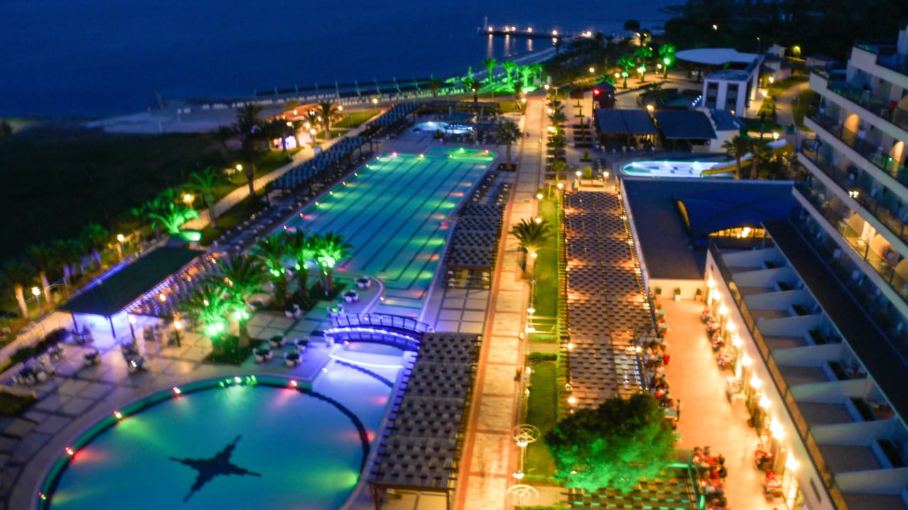 Poolanlage bei Nachtbeleuchtung Venosa Beach Resort & Spa