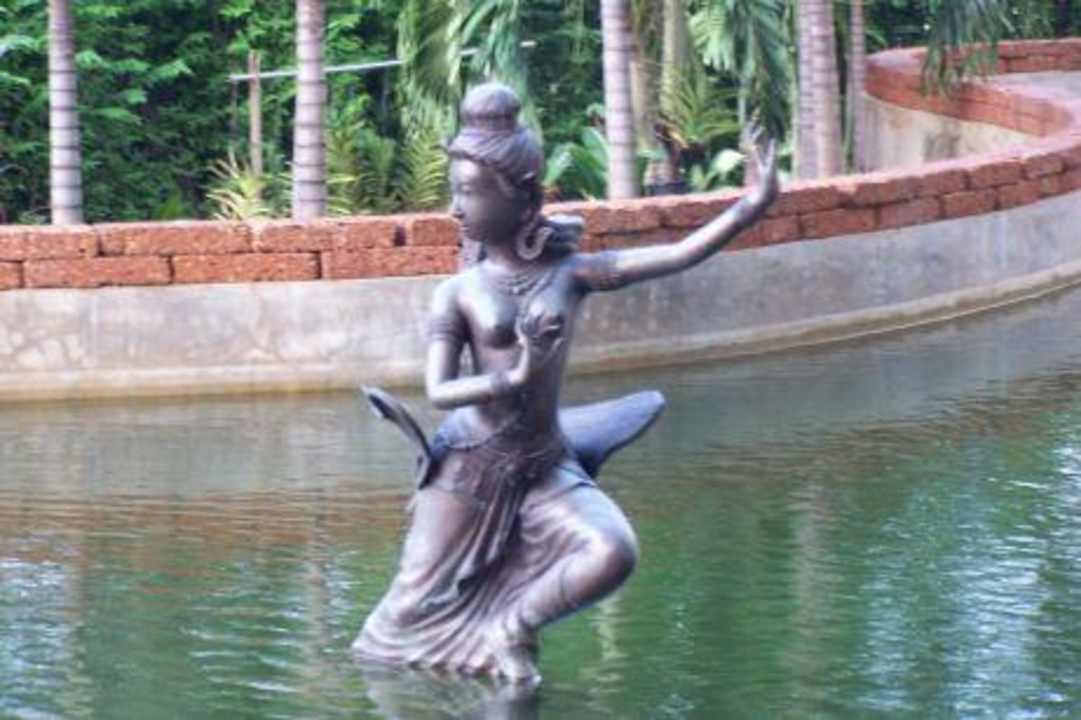 Tänzerin im Gartenteich des Woraburi Resort Hotel Woraburi Resort Ayutthaya