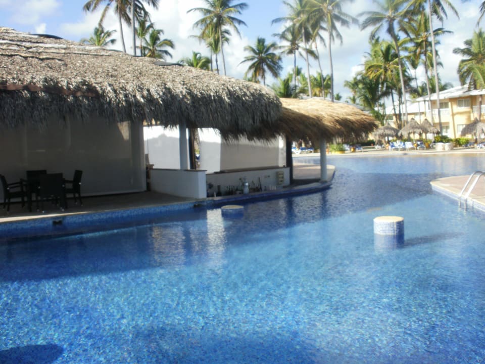 Mit einer von zwei Poolbars Grand Sirenis Punta Cana Resort & Aquagames