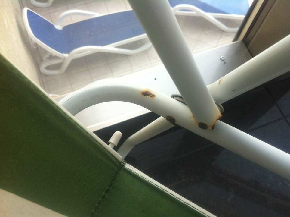 Rostiger und kaputter Liegestuhl Relax Inn Health & Spa