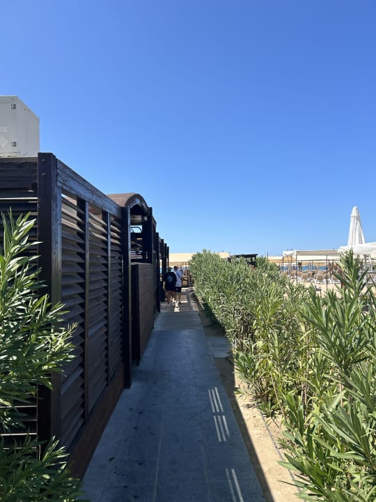 Strand Well Palace Side